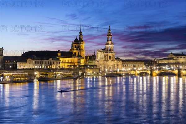 Due to the heavy precipitation in the form of snow and rain, alert level 3 has been declared on the Elbe in Dresden. The maximum level is expected to be 6.37 metres on 29.12.2023. The Terrassenufer was closed due to flooding and the first flood protection barriers were installed, Dresden, Saxony, Germany, Europe