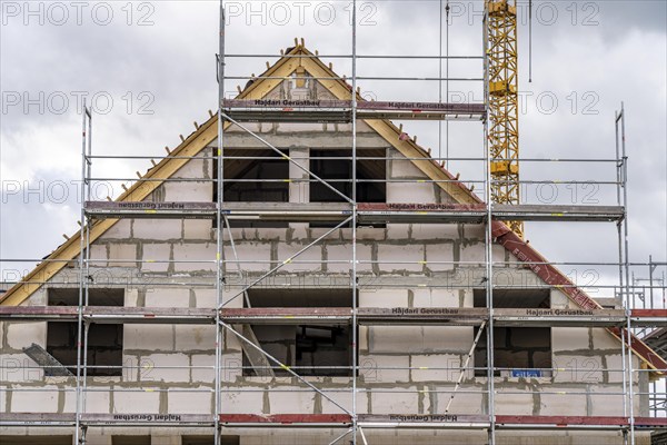 New development district, around 140 detached and semi-detached villas being built in the south of Duisburg, various property developers, shells, construction work, North Rhine-Westphalia, Germany, Europe