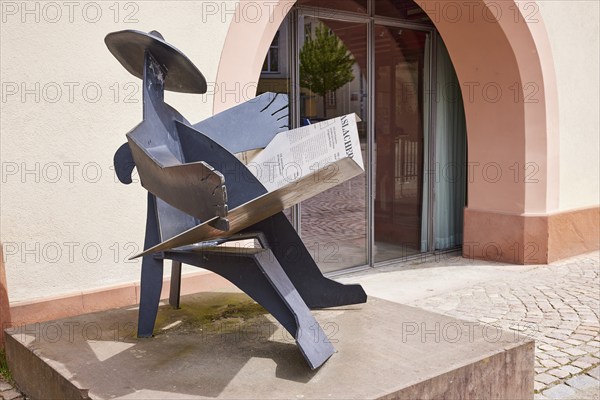 Public artwork, sculpture Zeitungsleser by Frieder Haser in Haslach im Kinzigtal, Black Forest, Ortenaukreis, Baden-Württemberg, Germany, Europe