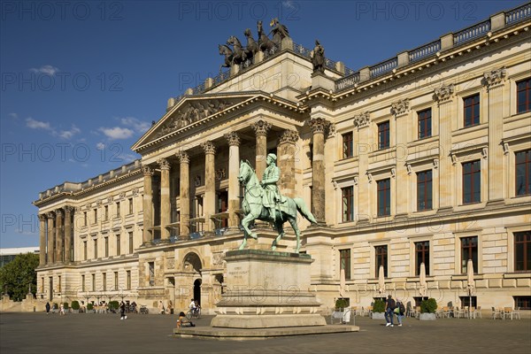Palace, classicist three-winged complex with quadriga and equestrian statue of Duke Friedrich Wilhelm, Brunswick, Lower Saxony, Germany, Europe