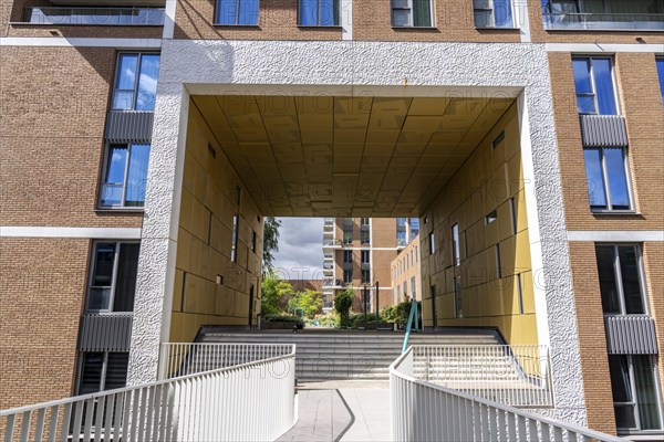 De Groene Kaap residential complex, in the Rotterdam Feijenoord district, on the Maashaven, Katendrecht neighbourhood, 450 flats and shops, spread over 5-19 storey buildings, with many inner courtyards, balconies and an accessible roof garden, partly over bridges, partly as a kitchen garden, which extends over all buildings and can also be used by the public, lots of greenery to promote the microclimate, energy-efficient construction, Netherlands