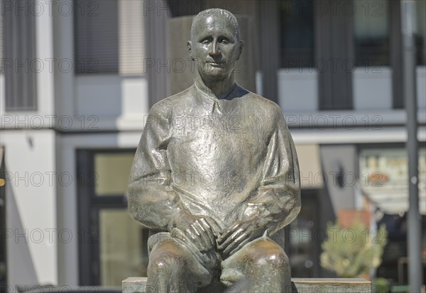 Bertolt Brecht, statue in front of the Berliner Ensemble, Schiffbauerdamm, Bertolt-Brecht-Platz, Mitte, Berlin, Germany, Europe
