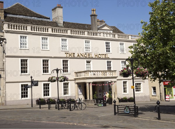 Early eighteenth century architecture, Angel Hotel in the town centre market place of Chippenham, Wiltshire, England, UK