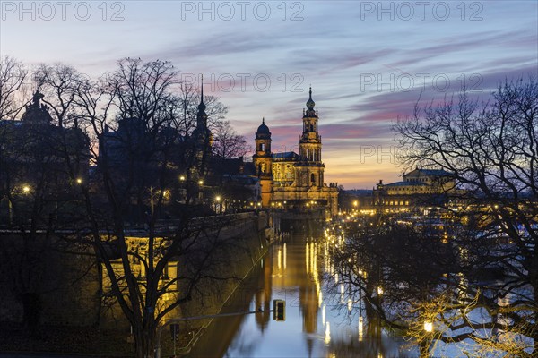Due to the heavy precipitation in the form of snow and rain, alert level 3 has been declared on the Elbe in Dresden. The maximum level is expected to be 6.37 metres on 29.12.2023. The Terrassenufer was closed due to flooding and the first flood protection barriers were installed, Dresden, Saxony, Germany, Europe