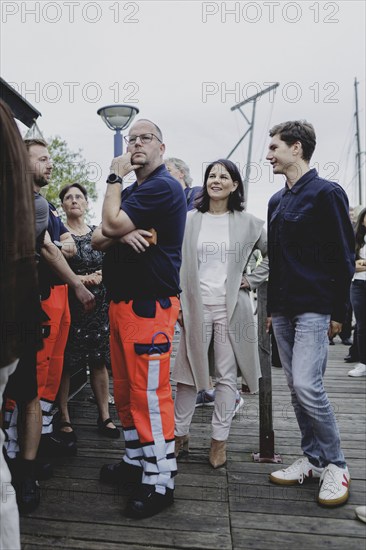 Annalena Bärbock (Alliance 90/The Greens), Federal Foreign Minister, photographed at Gunnar Lode's fish stand during the Foreign Minister's trip to Germany in Flensburg, 25 July 2024. /