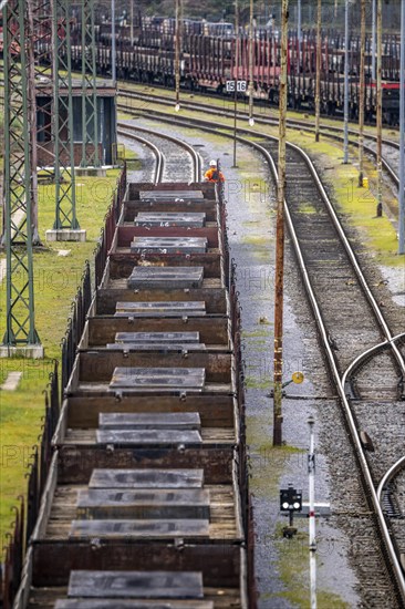 Goods train with steel slabs at the Mülheim-Styrum marshalling yard, on the railway line between Mülheim an der Ruhr and Duisburg, busy railway line, for local and long-distance traffic, freight traffic, North Rhine-Westphalia, Germany, Europe