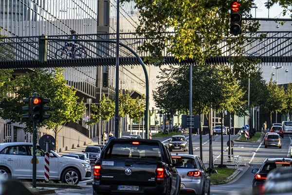 Foot and cycle path bridge over Segerothstraße, Essen city centre, cycle path network, part of the Ruhr RS1 cycle highway, road traffic, North Rhine-Westphalia, Germany, Europe