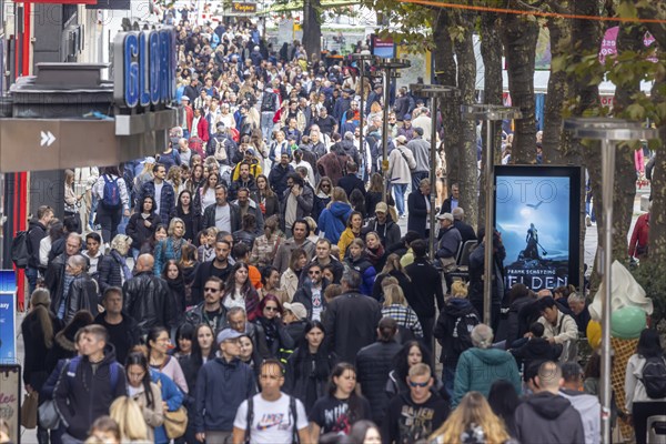 Crowd on the way in the pedestrian zone Königstraße, shopping street in Stuttgart, Baden-Württemberg, Germany, Europe