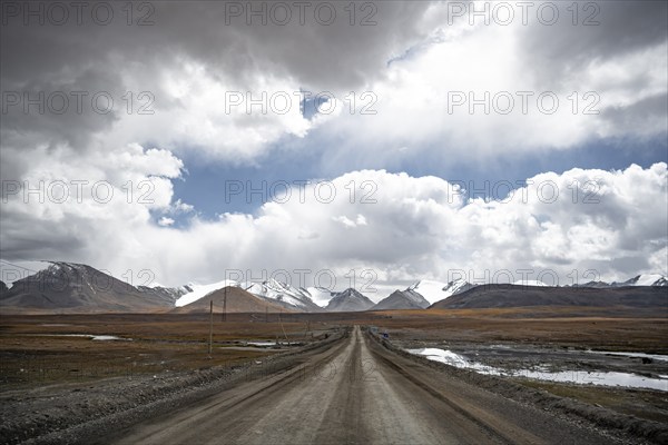 Gravel track through plateau, Ak Shyrak Mountains, near Kumtor, Kara-Say, Tian Shan, Kyrgyzstan, Asia