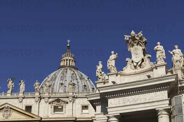 Statues of the Apostles on St Peter's Basilica, San Pietro in Vaticano, Basilica of St Peter in the Vatican, Rome, Italy, Europe