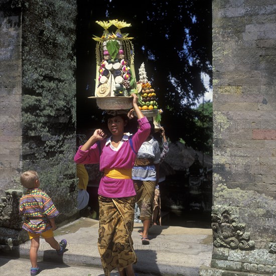 Festlich geschmückte Frauen tragen Opfergaben durch das Toer des Tempel Pura Kehen, Bangli, Bali, Indonesien