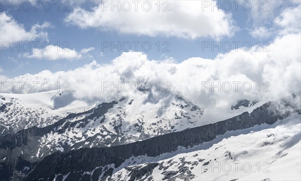 View of mountain peak Schwarzenstein with clouds and snow, mountain landscape with rocky peaks and snow, Berliner Höhenweg, Zillertal Alps, Tyrol, Austria, Europe