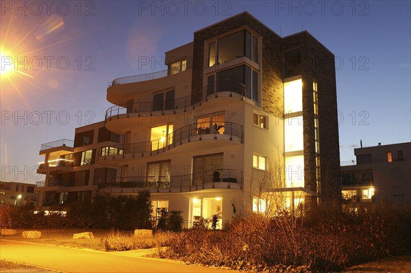 Symbolic image of modern living: Night shot of a modern apartment building in urban style (Rheinufer Süd, Ludwigshafen am Rhein, Rhineland-Palatinate)