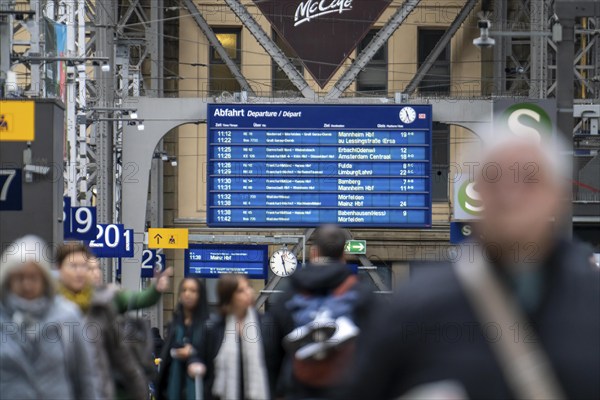 Station concourse, display board, timetable, travellers in the main station of Frankfurt am Main, Hesse, Germany, Europe