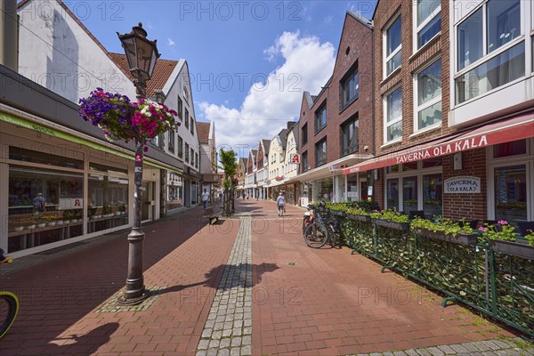 Rekumer Straße with lantern and the Greek restaurant Taverna Ola Kala, pedestrian zone and shopping street in the city centre of Haltern am See, Ruhr area, Recklinghausen district, North Rhine-Westphalia, Germany, Europe