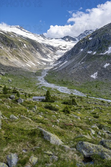 Picturesque mountain landscape, behind mountain peak with snow and glacier Hornkees, valley with Hornkeesbach, Berliner Höhenweg, Zillertal Alps, Tyrol, Austria, Europe