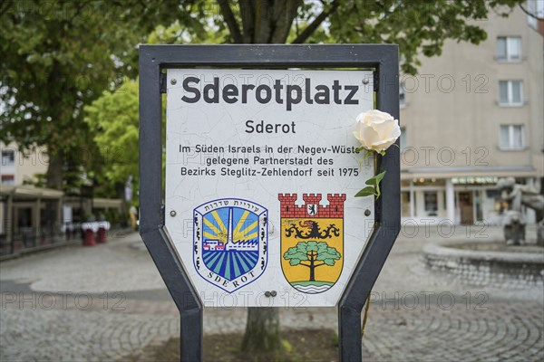 Flowers, Remembrance of Israel, Sderot Square, Zehlendorf, Steglitz-Zehlendorf district, Berlin, Germany, Europe