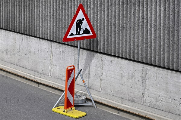 Construction site signalling board