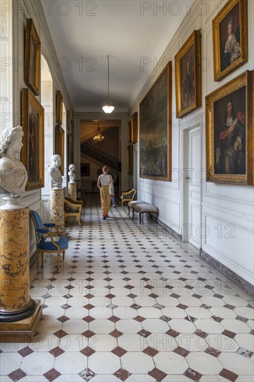 La Galerie, gallery with busts and paintings at Château de Bel?il, castle in Beloeil and residence of the princes of Ligne, Hainaut, Wallonia, Belgium, Europe