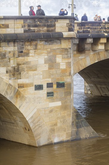 Due to the heavy precipitation in the form of snow and rain, alert level 3 has been declared on the Elbe in Dresden. The maximum level is expected to be 6.37 metres on 29.12.2023. The Terrassenufer was closed due to flooding and the first flood protection barriers were installed. Augustus Bridge, Dresden, Saxony, Germany, Europe