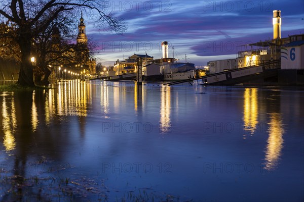 Due to the heavy precipitation in the form of snow and rain, alert level 3 has been declared on the Elbe in Dresden. The maximum level is expected to be 6.37 metres on 29.12.2023. The Terrassenufer was closed due to flooding and the first flood protection barriers were installed, Dresden, Saxony, Germany, Europe