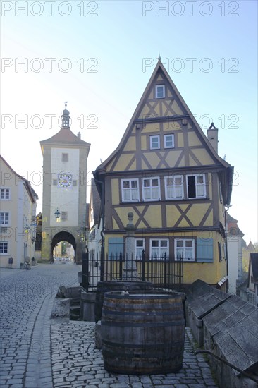 Siebersturm as part of the historic town fortifications and yellow half-timbered house, town gate, town tower, Rothenburg ob der Tauber, Tauberfranken, Franconia, Bavaria, Germany, Europe