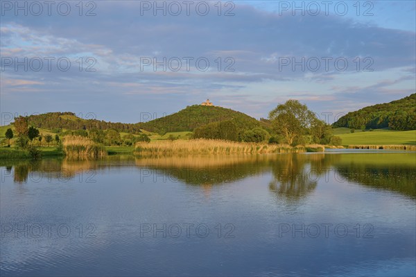 Lake in spring with castle at sunset, Veste Wachsenburg, Amt Wachsenburg, Drei Gleichen, Ilm-Kreis, Thuringia, Germany, Europe