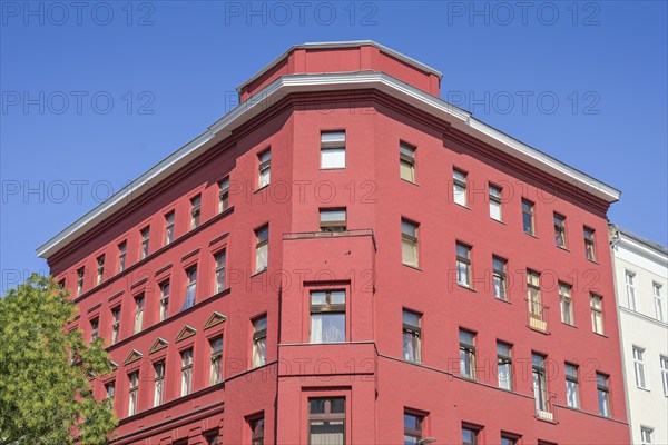Red apartment block, Bergmannstraße, Zossener Straße, Kreuzberg, Friedrichshain-Kreuzberg, Berlin, Germany, Europe