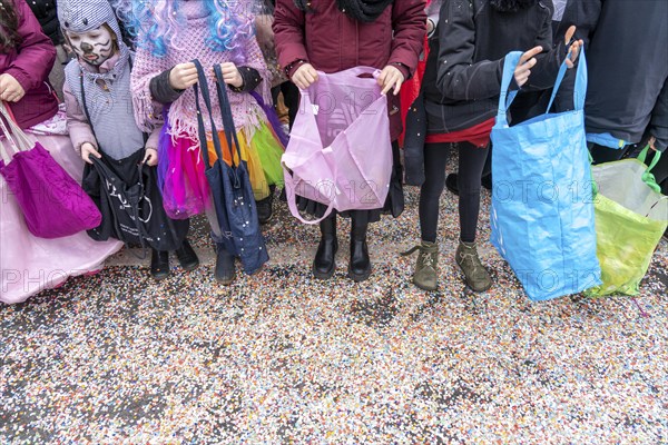 Rose Monday parade in Düsseldorf, spectators, especially children, collecting carnival sweets, at the street carnival, North Rhine-Westphalia, Germany, Europe