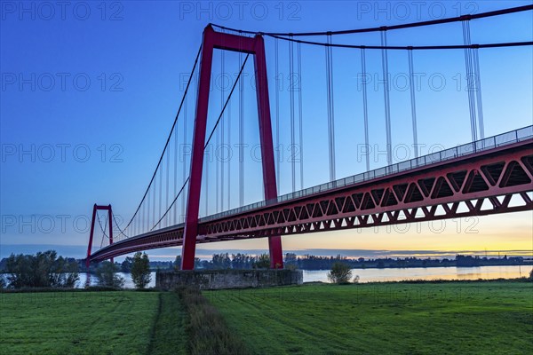 The Emmerich Rhine Bridge, federal road B220, evening light, at 803 m the longest suspension bridge in Germany just in front of the Dutch border, Rhine kilometre 853, 2 it is the northernmost German Rhine bridge, North Rhine-Westphalia, Germany, Europe