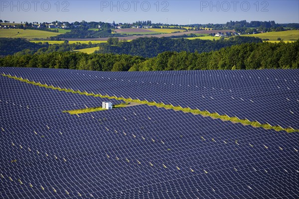 Large ground-mounted photovoltaic system, solar park in the Southern Eifel nature park Park, Ardennes, Arzfelder Hochfläche, Dauwelshausen, Rhineland-Palatinate, Germany, Europe