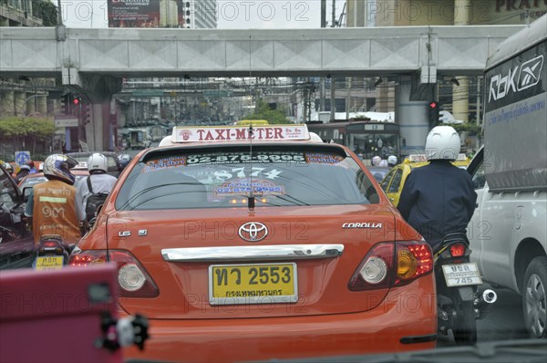 Motorbikes, mopeds and cars in traffic chaos, Ratchadamri Road, road traffic in Bangkok, Thailand, Asia