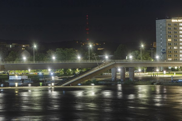 In the early hours of the morning, a section of the Carola Bridge collapsed for unknown reasons. Over a length of around 100 metres, the section on which the trams normally run has collapsed into the Elbe. The partial demolition has been completed. The flood waters are rising, partial collapse of the Carola Bridge in Dresden, Dresden, Saxony, Germany, Europe