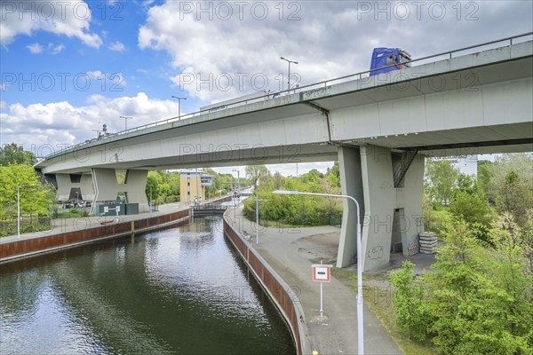Rudolf-Wissell-Brücke, A100 motorway, Spree, lock, Charlottenburg, Berlin, Germany, Europe