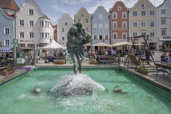 Chistopherus Fountain, created in 1963 by Prof. Hans Wimmer, behind late baroque row of houses, Upper Town Square, Schärding, Upper Austria, Austria, Europe