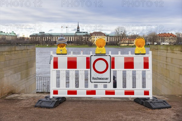 Due to the heavy precipitation in the form of snow and rain, alert level 3 has been declared on the Elbe in Dresden. The maximum level is expected to be 6.37 metres on 29.12.2023. The Terrassenufer was closed due to flooding and the first flood protection barriers were installed, Dresden, Saxony, Germany, Europe