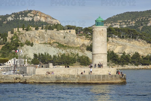 Lighthouse and people, houses on rocks on the shore, Mediterranean coast, bay, mountains, Cassis, Bouches-du-Rhône, Provence, France, Europe