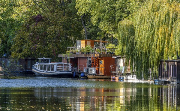 River course at the railway bridge next to the Tiergartenufer, Berlin-Tiergarten railway station, Berlin, Germany, Europe