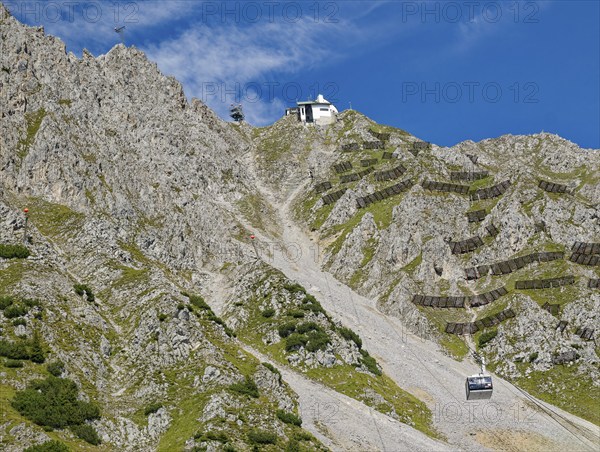 Cable car of the Hafelekarbahn of the Innsbrucker Nordkettenbahnen to the Hafelekar, mountains of the Innsbrucker Nordkette, Alpine landscape, Innsbruck, Tyrol, Austria, Europe