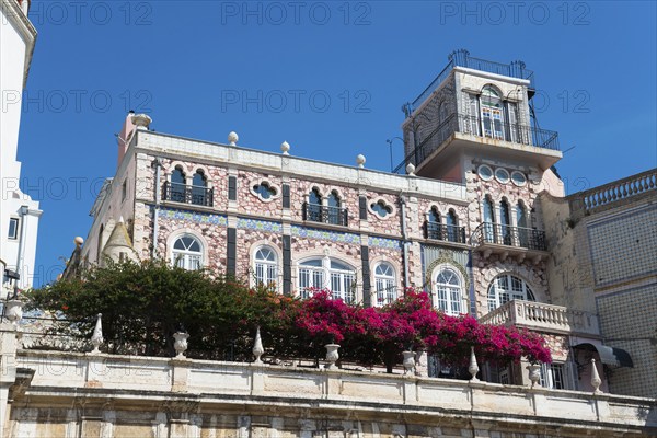 A multi-storey historic building with a balustrade decorated with flowers and a colourful façade, Palacete Chafariz Del Rei, Chafariz d'El Rei, El Rei Fountain, Royal Fountain, Lisbon, Lisboa, Portugal, Europe