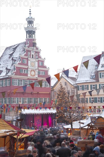 Esslingen Christmas market from 17.12.2022. Snow-covered houses at the town hall square in Esslingen am Neckar, Baden-Württemberg, Germany, Europe