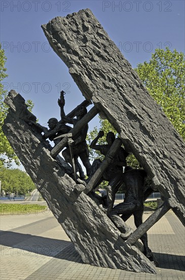Miners' Monument (Steep Storage) by Max Kratz, bronze casting from 1989, Essen, North Rhine-Westphalia, Germany, Europe