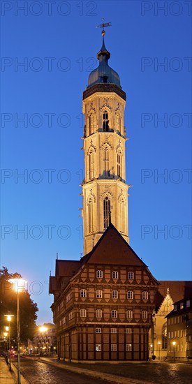 Old scales, detailed reconstruction with the illuminated St Andrew's Church in the evening, Neustadt, Braunschweig, Lower Saxony, Germany, Europe