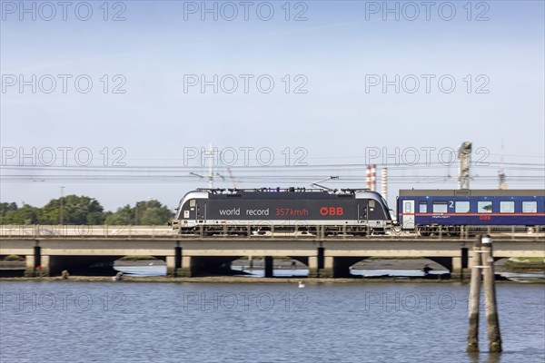 EuroCity, night train, ÖBB NightJet on the Ponte della Libertà. World record locomotive, world record 357 kilometres per hour, world record. ÖBB class 1216 multi-system locomotive. Venice, Venezia, Italy, Europe