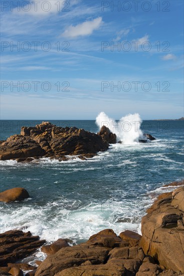 Coastal landscape with rocks and breaking waves on a sunny day, Ploumanac'h, Ploumanach, Perros-Guirec, Côtes-d'Armor, Brittany, France, Europe