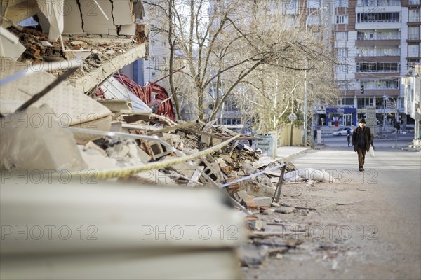 Mann in der vom Erdbeben zerstoerten Stravüe in Pazarcik, 21.02.2023
