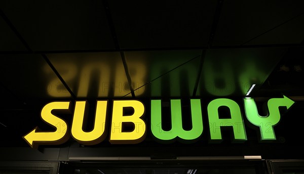 Logo SUBWAY, fast food, fast food chain, restaurant, neon lettering, Stuttgart, Baden-Württemberg, Germany, Europe