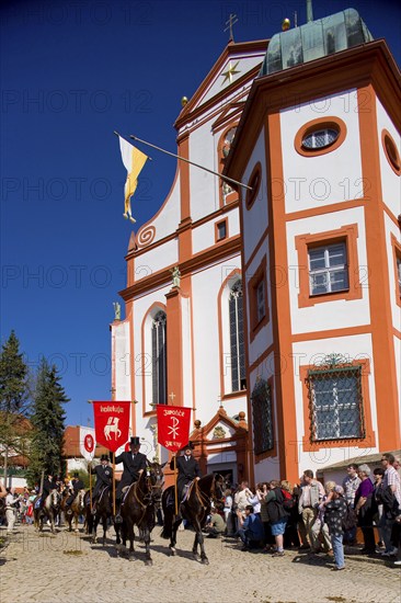 Every year at Easter there are about 5 processions in Lusatia, each with about 200 riders. The Catholic Church continues old Sorbian rites here. Thousands of spectators watch the impressive cavalcades
