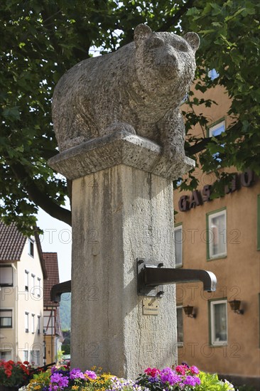 Bärenbrunnen, stone figure, sculpture, sculpture, at the back of the former Bären inn, Eningen unter Achalm, Baden-Württemberg, Germany, Europe