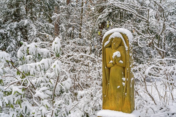 Gravestone with praying sculpture in the snow, Südwest-Kirchhof, historic cemetery in Stahnsdorf, Potsdam-Mittelmark, Brandenburg, Germany, Europe